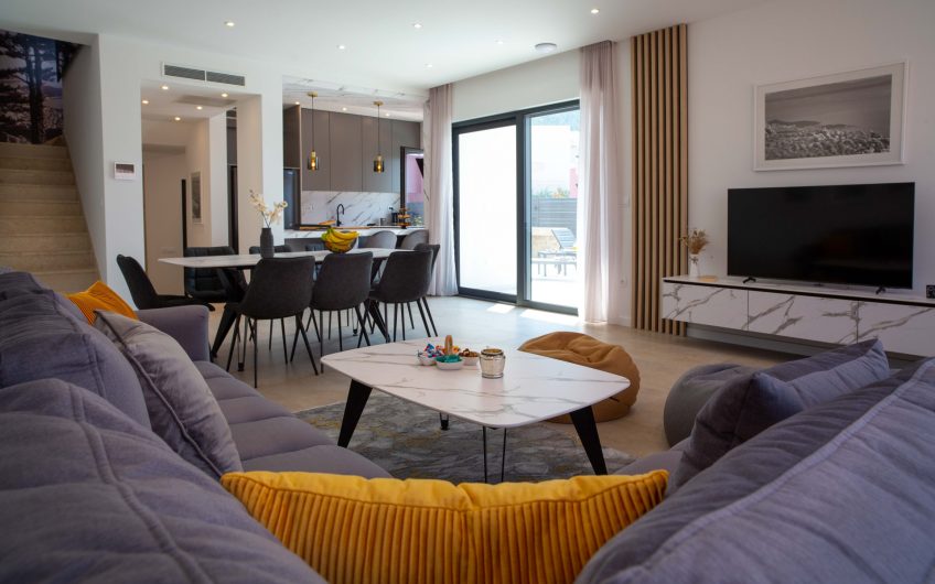 PRODAJA, MODERNA VILA S OTVORENIM POGLEDOM NA MORE, V30