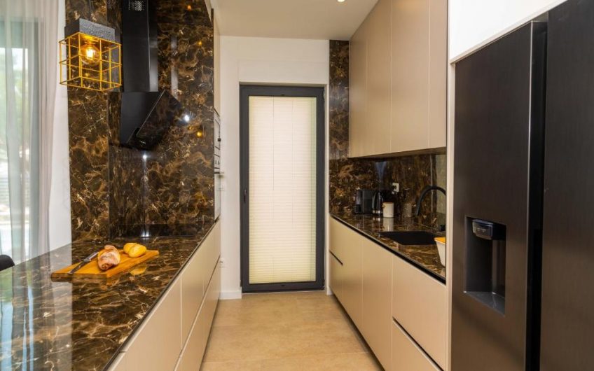 PRODAJA, NOVA MODERNA VILA S BAZENOM I POGLEDOM NA MORE, V29