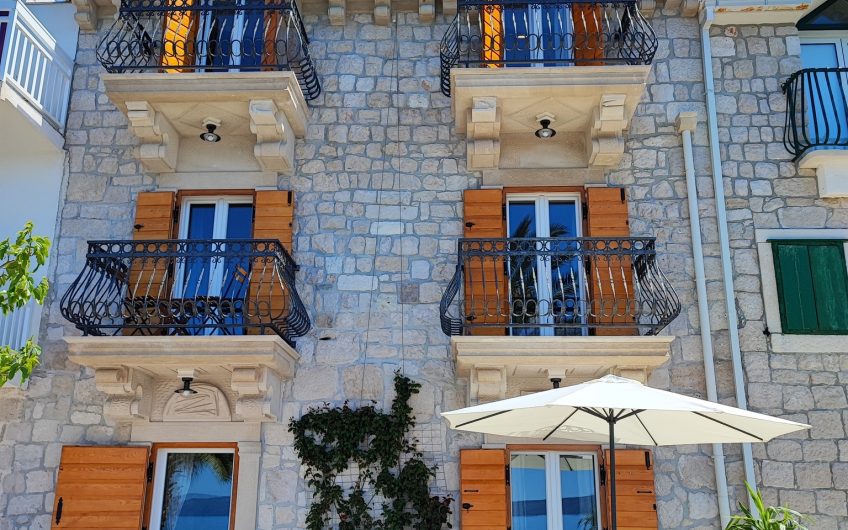 PRODAJA, POTPUNO RENOVIRANA KAMENA KUĆA S TRI APARTMANA PRVI RED UZ MORE, KŽ2