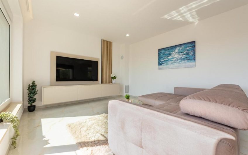 PRODAJA, MODERNO UREĐENA VILA S BAZENOM 50 METARA OD MORA I PLAŽE, MASLENICA (JASENICE), VM1