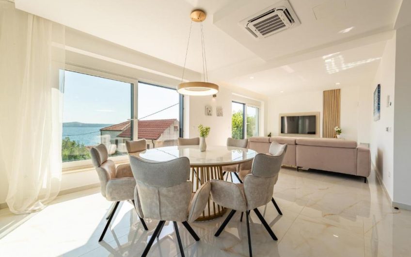 PRODAJA, MODERNO UREĐENA VILA S BAZENOM 50 METARA OD MORA I PLAŽE, MASLENICA (JASENICE), VM1