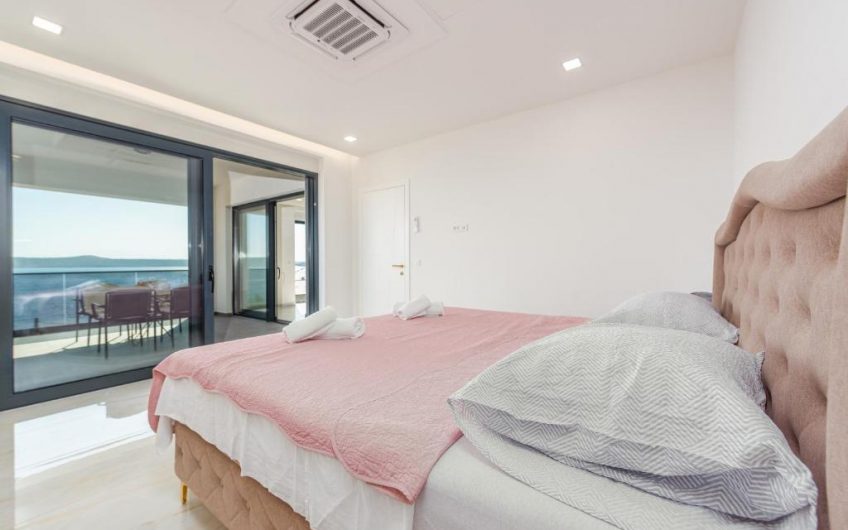 PRODAJA, MODERNO UREĐENA VILA S BAZENOM 50 METARA OD MORA I PLAŽE, MASLENICA (JASENICE), VM1