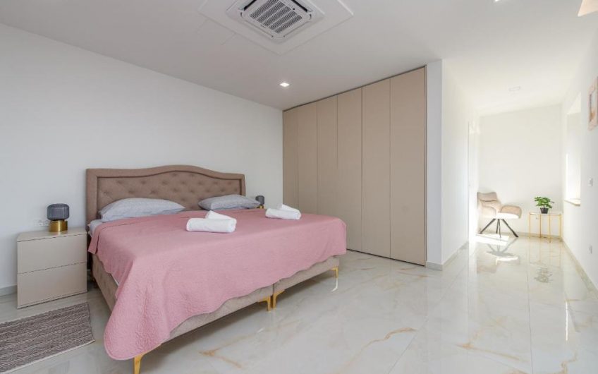 PRODAJA, MODERNO UREĐENA VILA S BAZENOM 50 METARA OD MORA I PLAŽE, MASLENICA (JASENICE), VM1