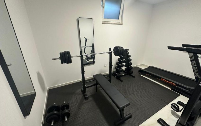 PRODAJA, MODERNO UREĐENA VILA S BAZENOM 50 METARA OD MORA I PLAŽE, MASLENICA (JASENICE), VM1