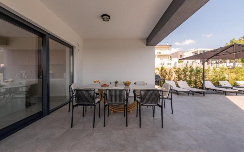 PRODAJA, MODERNO UREĐENA VILA S BAZENOM 50 METARA OD MORA I PLAŽE, MASLENICA (JASENICE), VM1