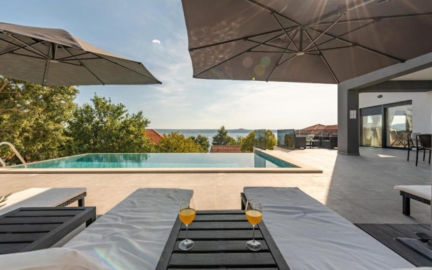 PRODAJA, MODERNO UREĐENA VILA S BAZENOM 50 METARA OD MORA I PLAŽE, MASLENICA (JASENICE), VM1