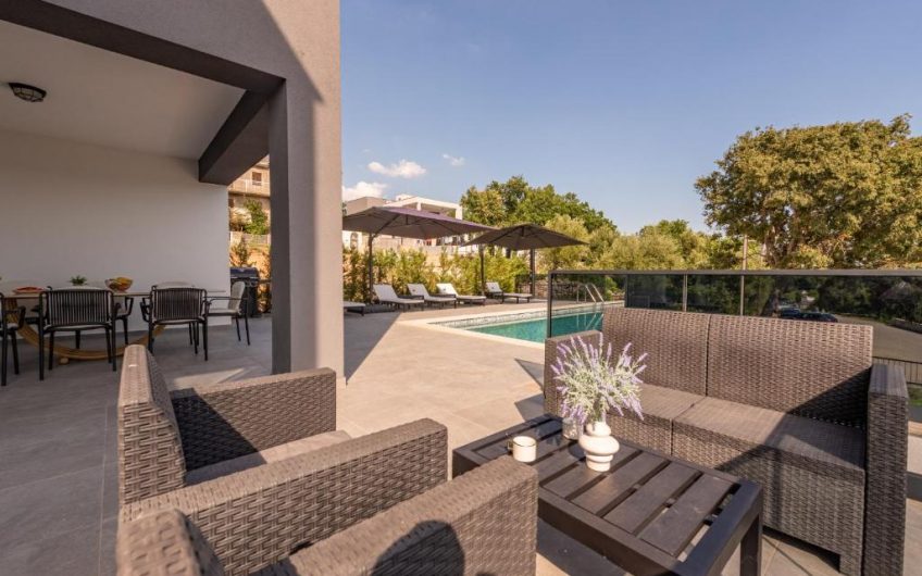 PRODAJA, MODERNO UREĐENA VILA S BAZENOM 50 METARA OD MORA I PLAŽE, MASLENICA (JASENICE), VM1