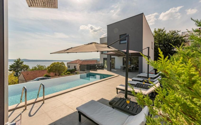 PRODAJA, MODERNO UREĐENA VILA S BAZENOM 50 METARA OD MORA I PLAŽE, MASLENICA (JASENICE), VM1