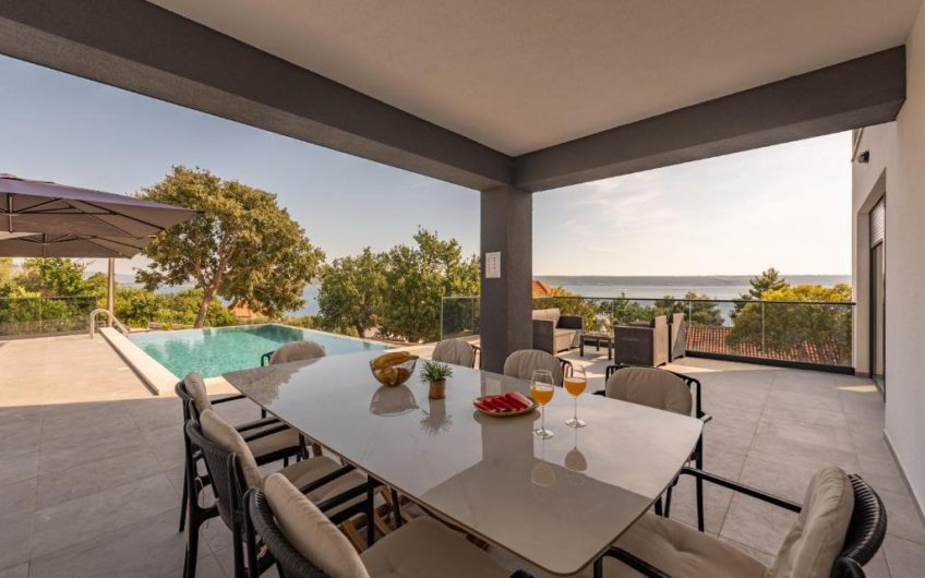 PRODAJA, MODERNO UREĐENA VILA S BAZENOM 50 METARA OD MORA I PLAŽE, MASLENICA (JASENICE), VM1