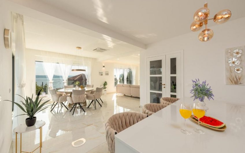 PRODAJA, MODERNO UREĐENA VILA S BAZENOM 50 METARA OD MORA I PLAŽE, MASLENICA (JASENICE), VM1