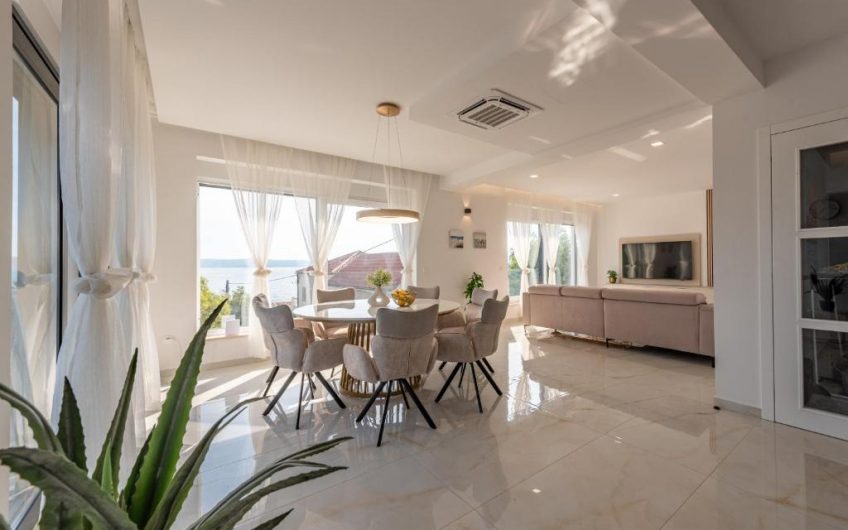 PRODAJA, MODERNO UREĐENA VILA S BAZENOM 50 METARA OD MORA I PLAŽE, MASLENICA (JASENICE), VM1