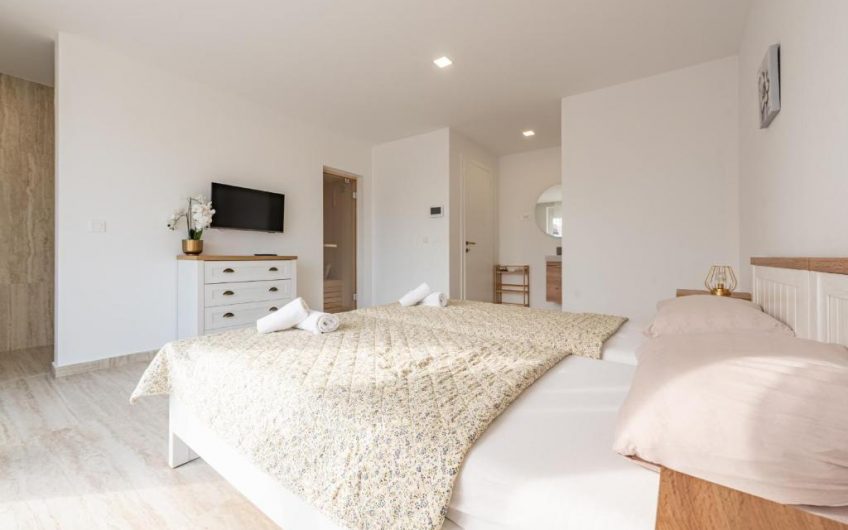 PRODAJA, MODERNO UREĐENA VILA S BAZENOM 50 METARA OD MORA I PLAŽE, MASLENICA (JASENICE), VM1