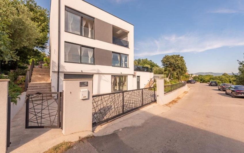 PRODAJA, MODERNO UREĐENA VILA S BAZENOM 50 METARA OD MORA I PLAŽE, MASLENICA (JASENICE), VM1