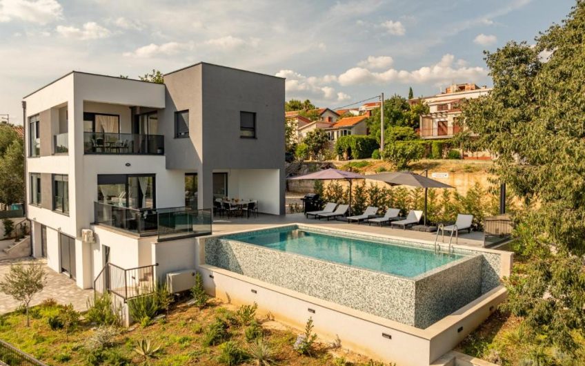 PRODAJA, MODERNO UREĐENA VILA S BAZENOM 50 METARA OD MORA I PLAŽE, MASLENICA (JASENICE), VM1