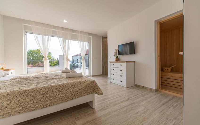 PRODAJA, MODERNO UREĐENA VILA S BAZENOM 50 METARA OD MORA I PLAŽE, MASLENICA (JASENICE), VM1