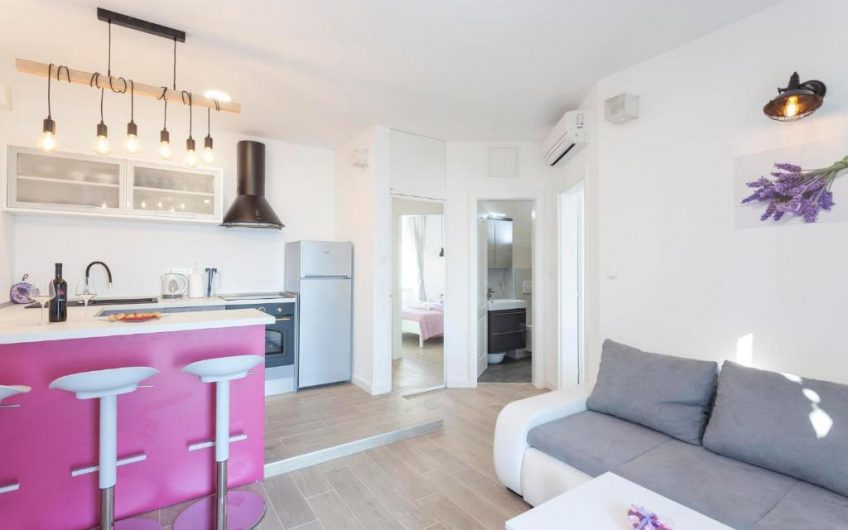 PRODAJA, POTPUNO RENOVIRANA KAMENA KUĆA S TRI APARTMANA PRVI RED UZ MORE, KŽ2