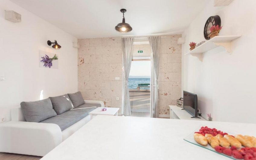 PRODAJA, POTPUNO RENOVIRANA KAMENA KUĆA S TRI APARTMANA PRVI RED UZ MORE, KŽ2