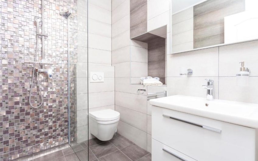 PRODAJA, POTPUNO RENOVIRANA KAMENA KUĆA S TRI APARTMANA PRVI RED UZ MORE, KŽ2