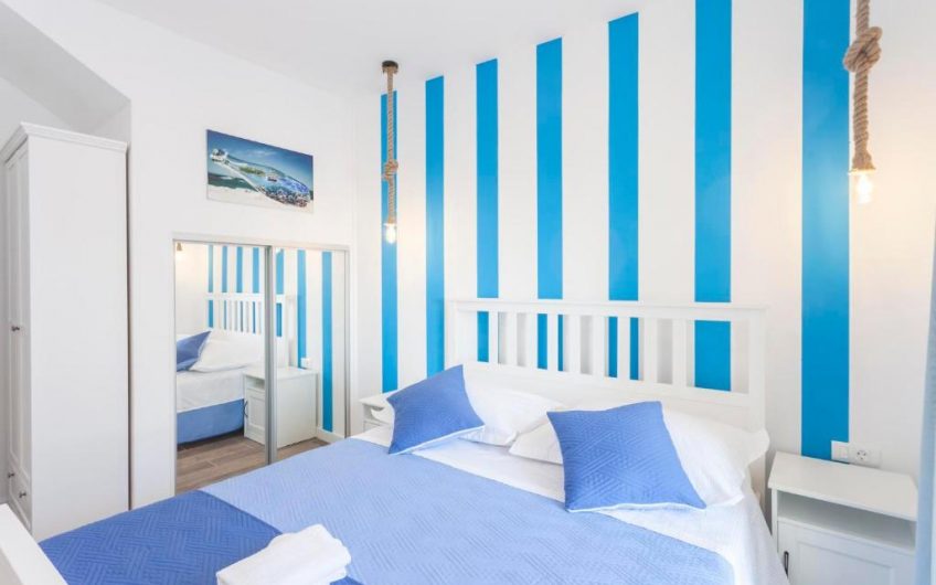 PRODAJA, POTPUNO RENOVIRANA KAMENA KUĆA S TRI APARTMANA PRVI RED UZ MORE, KŽ2