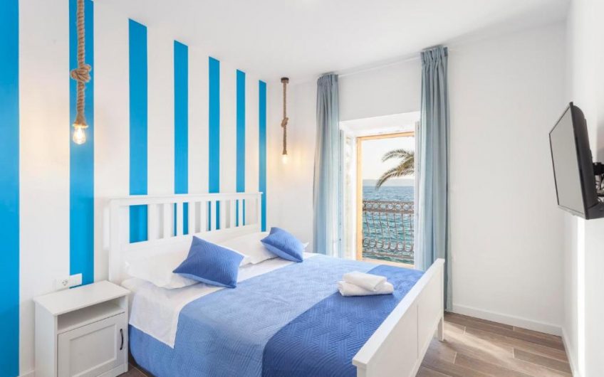 PRODAJA, POTPUNO RENOVIRANA KAMENA KUĆA S TRI APARTMANA PRVI RED UZ MORE, KŽ2