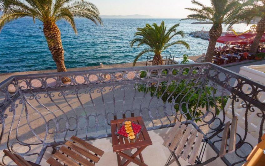 PRODAJA, POTPUNO RENOVIRANA KAMENA KUĆA S TRI APARTMANA PRVI RED UZ MORE, KŽ2