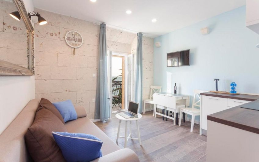 PRODAJA, POTPUNO RENOVIRANA KAMENA KUĆA S TRI APARTMANA PRVI RED UZ MORE, KŽ2