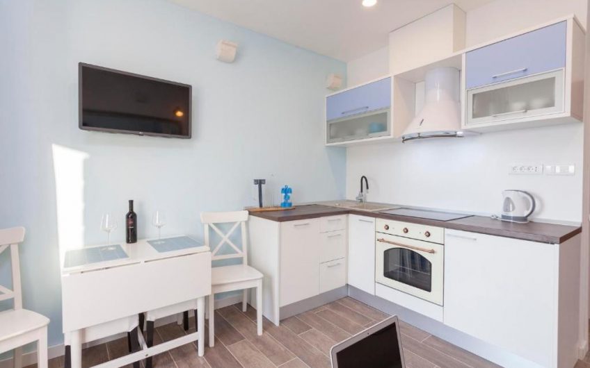 PRODAJA, POTPUNO RENOVIRANA KAMENA KUĆA S TRI APARTMANA PRVI RED UZ MORE, KŽ2