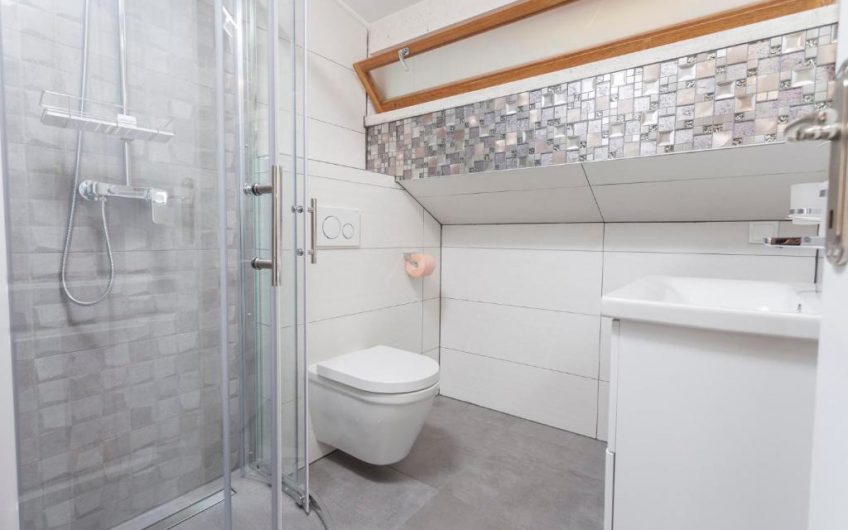 PRODAJA, POTPUNO RENOVIRANA KAMENA KUĆA S TRI APARTMANA PRVI RED UZ MORE, KŽ2