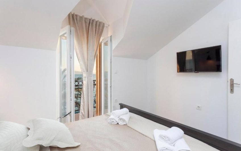 PRODAJA, POTPUNO RENOVIRANA KAMENA KUĆA S TRI APARTMANA PRVI RED UZ MORE, KŽ2