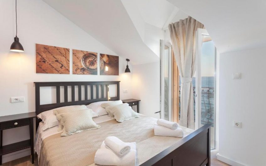 PRODAJA, POTPUNO RENOVIRANA KAMENA KUĆA S TRI APARTMANA PRVI RED UZ MORE, KŽ2