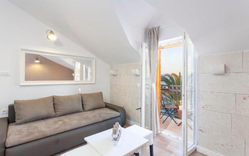 PRODAJA, POTPUNO RENOVIRANA KAMENA KUĆA S TRI APARTMANA PRVI RED UZ MORE, KŽ2