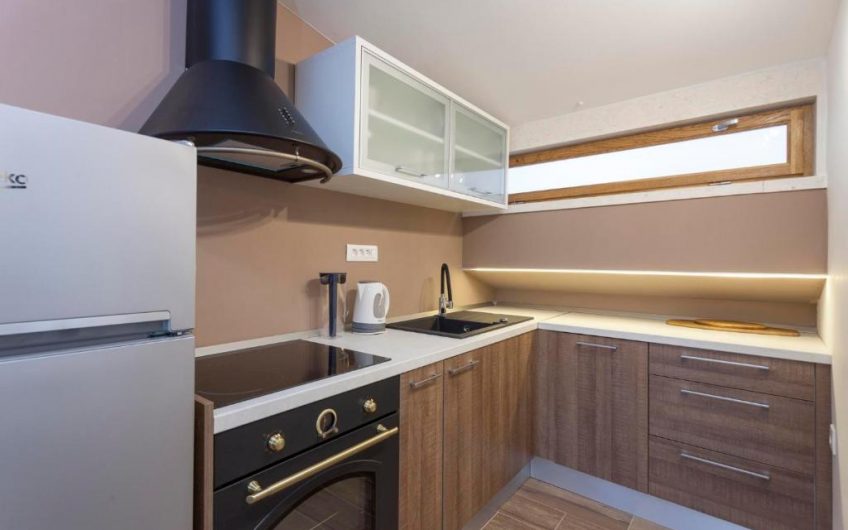 PRODAJA, POTPUNO RENOVIRANA KAMENA KUĆA S TRI APARTMANA PRVI RED UZ MORE, KŽ2