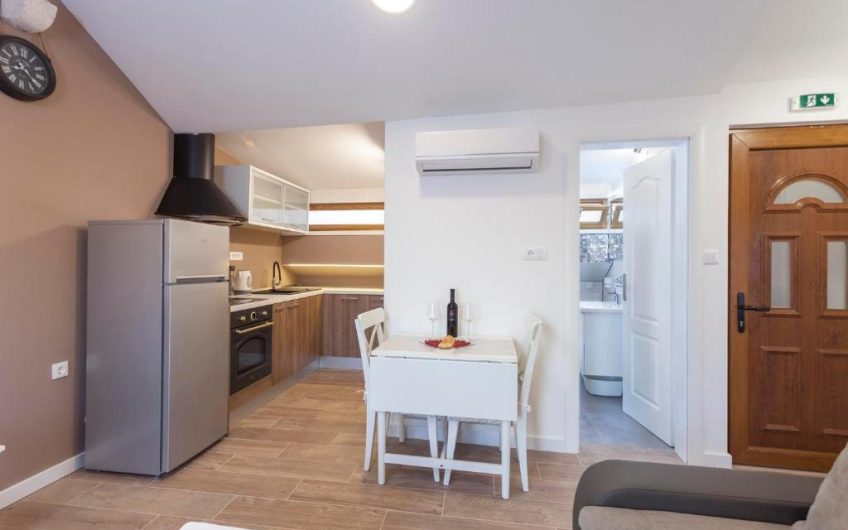 PRODAJA, POTPUNO RENOVIRANA KAMENA KUĆA S TRI APARTMANA PRVI RED UZ MORE, KŽ2