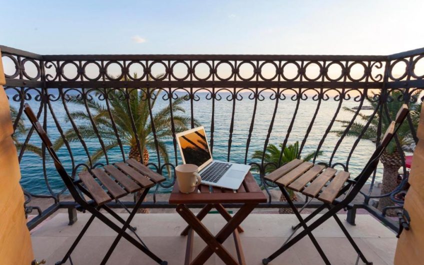 PRODAJA, POTPUNO RENOVIRANA KAMENA KUĆA S TRI APARTMANA PRVI RED UZ MORE, KŽ2