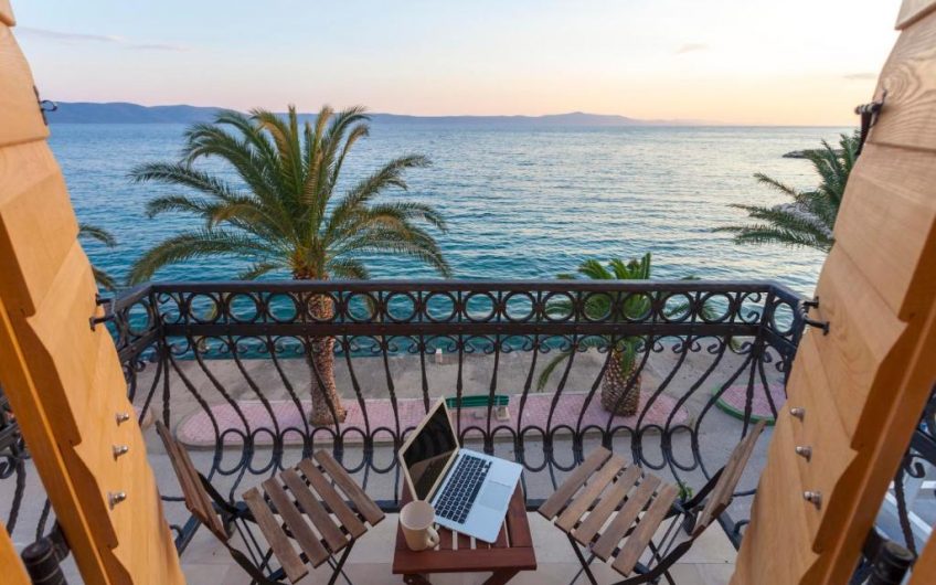 PRODAJA, POTPUNO RENOVIRANA KAMENA KUĆA S TRI APARTMANA PRVI RED UZ MORE, KŽ2