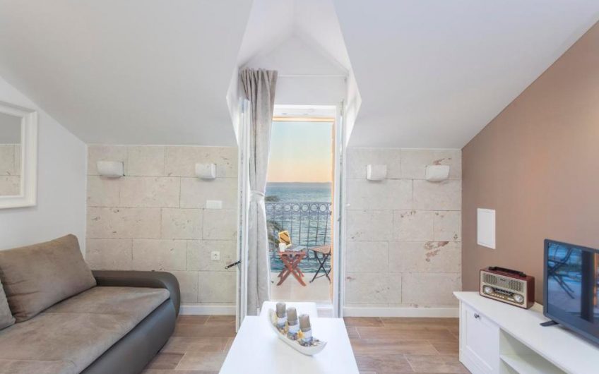 PRODAJA, POTPUNO RENOVIRANA KAMENA KUĆA S TRI APARTMANA PRVI RED UZ MORE, KŽ2