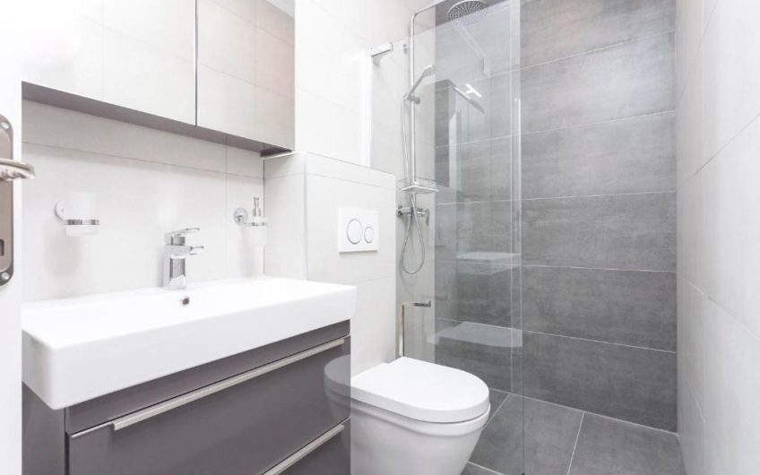 PRODAJA, POTPUNO RENOVIRANA KAMENA KUĆA S TRI APARTMANA PRVI RED UZ MORE, KŽ2