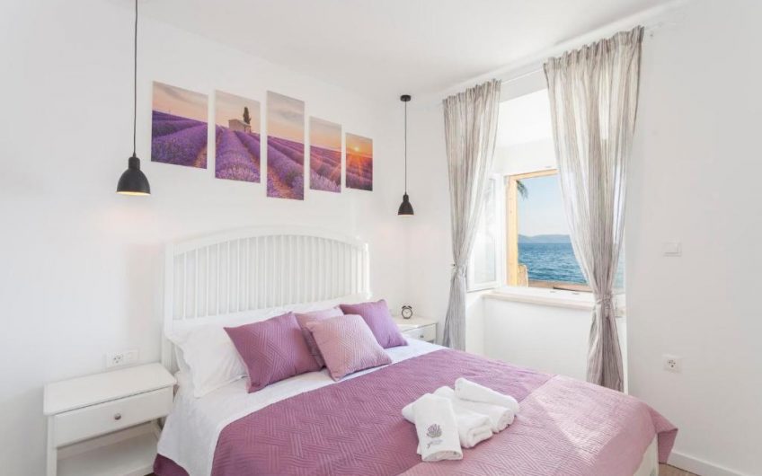 PRODAJA, POTPUNO RENOVIRANA KAMENA KUĆA S TRI APARTMANA PRVI RED UZ MORE, KŽ2