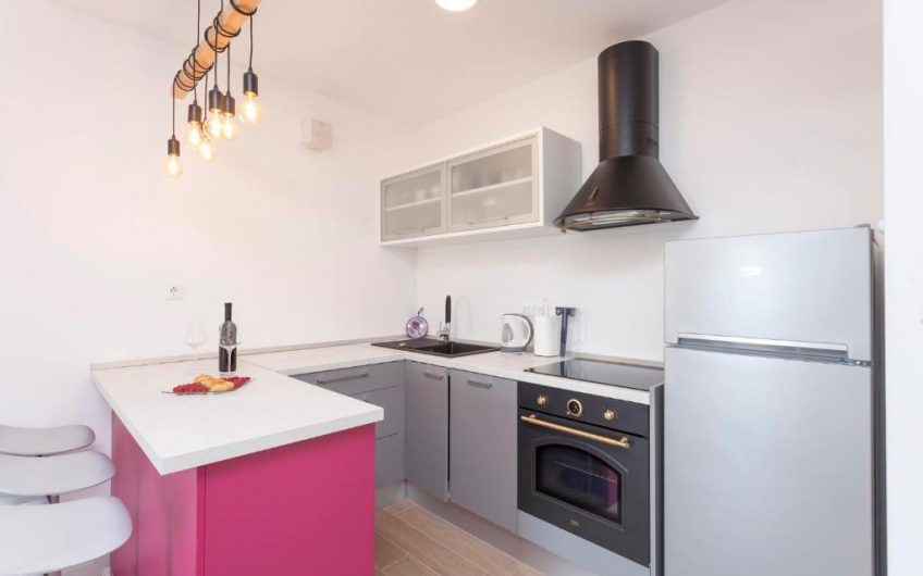 PRODAJA, POTPUNO RENOVIRANA KAMENA KUĆA S TRI APARTMANA PRVI RED UZ MORE, KŽ2